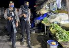 Kasat-Samapta-Polres-Sumba-Timur-Pimpin-Anggota-Patroli-Jalan-Kaki-Cipta-Kondisi-Jelang-Pemilu-2024