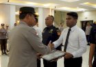 Berhasil-Ungkap-Kasus-11-Juta-Rokok-Ilegal-di-Perbatasan,-Kapolda-NTT-Beri-Penghargaan-kepada-Personel-Polri-dan-Bea-Cukai