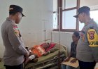 Kapolres-Sumba-Timur-Hadir-Menjenguk-Korban-Kecelakaan,-Beri-Dukungan-Moril