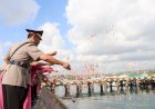 Sambut-HUT-Bhayangkara-ke-80,-Polres-Sumba-Timur-Gelar-Tabur-Bunga-di-Dermaga-Lama-Waingapu,-Wujud-Penghormatan-kepada-Jasa-Pahlawan