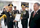 Kapolda-NTT-Berikan-Penghargaan-kepada-Personel-dan-Tokoh-Berprestasi,-Wujud-Apresiasi-atas-Dedikasi-bagi-Institusi-dan-Masyarakat