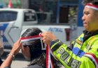 Sambut-HUT-RI-ke-81,-Satlantas-Polres-Sumba-Timur-Bagikan-Bendera-Merah-Putih
