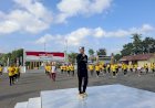 Jaga-Kebugaran-Personel,-Kapolres-Sumba-Timur-Pimpin-Olahraga-Bersama