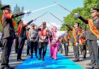 Natoni,-Tarian-Daerah-hingga-Pedang-Pora,-Sambut-Kehadiran-Kapolda-NTT-Irjen-Pol.-Reza-Arief-Dewanto-di-Mapolda
