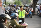 Tak-Hanya-Memberi-Arahan,-Kapolda-dan-Wakapolda-NTT-Turun-Langsung-Atur-Lalu-Lintas-di-Jam-Sibuk-Pagi