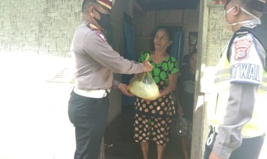 Operasi-Ketupat-2020,-Satlantas-Polres-Sumba-Timur-Beri-BAntuan-Sembako-Kepada-Warga-Yang-Terdapak-Pademi-Covid-19