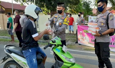 “-GITARAMA”-Polres-Sumba-Timur,-Ratusan-Takjil-dan-Masker-Gratis-Dibagikan-Kepada-Pengguna-Jalan