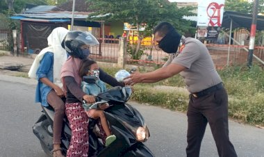 14-Polsek-jajaran-Polres-Sumba-Timur-Serantak-Gelar-Bagi-Takjil-Kepada-Warga