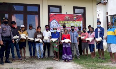 Tahap-1-Bansos-Polri,-2000-KK-Dapat-Bantuan-Beras-Dari-Polres-Sumba-Timur