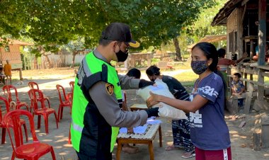 Trabas-Kamtibmas,-Sambil-Patroli-Polres-Sumba-Timur-Antar-Bansos-Beras