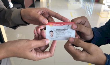 Lahir-Tepat-Hari-Bhayangkara,-3-Orang-Warga-Sumba-Timur-Dapat-SIM-Gratis