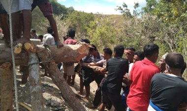 Ritual-Tarik-Batu-di-Desa-Uimana-Dapat-Pengawalan-Dari-Bhabinkamtibmas-Desa-Tarimbang