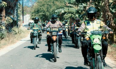 Gunakan-Motor-Trail-Kapolres-Sumba-Timur-Antar-Bansos-Langsung-ke-Masyarakat