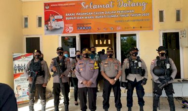 Ratusan-Personel-Polres-dan-Brimob-Amankan-Pendaftaran-Bapaslon-SEHATI-di-KPUD-Sumba-Timur