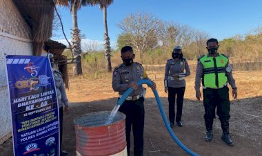 Pademi-Covid-19,-Satlantas-Polres-Sumba-Timur-Bagi-Air-Bersih-Kepada-Warga