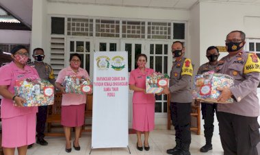 Dukung-Pelaksanaan-Tugas-Polri,-Ketua-Bhayangkari-Sumba-Timur-Serahkan-Bingkisan-Natal