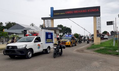 Aparat-TNI-Pori-di-Sumba-Timur-Kawal-Kedatangan-Vaksin-Sinovac