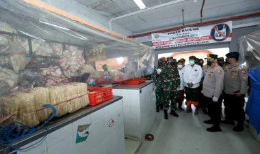 Penegakan-Prokes,-Panglima-TNI-Dan-Kapolri-Kelilingi-Dua-Pasar-Di-Bali