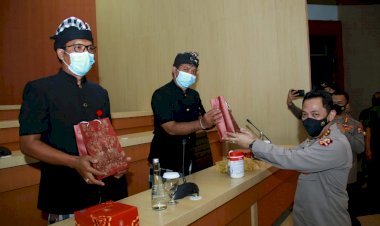 Kapolri-Beri-Penghargaan-ke-Pecalang-Bali-Karena-Berprestas