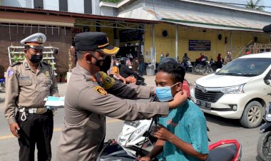 Kampanye-5-M,-Polres-Sumba-Timur,-Kodim-dan-Pemkab-Bagikan-Masker-Gratis-ke-Pengguna-Jalan