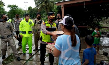 Sambil-Evakuasi-Warga,-Kapolres-Sempatkan-Diri-Kunjungi-Anggota-Yang-Terdampak-Banjir