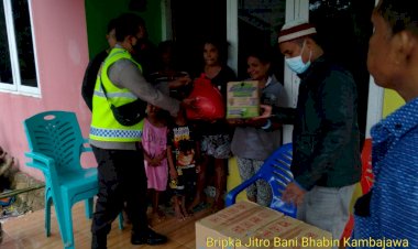 Bhabinkamtibmas-Kelurahan-Kambajawa-Bantu-Salurkan-Bantuan-Kepada-Korban-Banjir