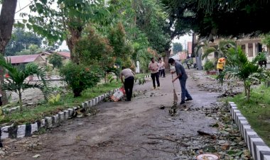 Terdampak-Bencana-Angin-Kencang,-Anggota-Polres--Sumba-Timur-Bersih-bersih-Lingkungan-Mako