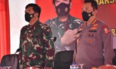 Panglima-dan-Kapolri-Beri-Arahan-Khusus-Kepada-Anggota-TNI-Polri-yang-Bertugas-di-Papua