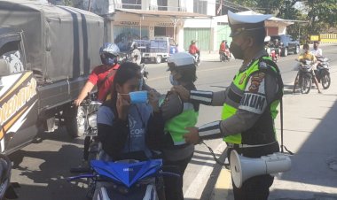 Himbau-Prokes-Sebagai-Adaptasi-Hidup-Baru,-Satlantas-Polres-Sumba-Timur-Bagikan-100-Masker-Kesehatan-Kepada-Pengguna-Jalan