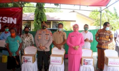Kunjungi-Polres-Sumba-Timur,-Kapolda-NTT-dan-Ketua-Bhayangkari-Daerah-NTT-Tinjau-Vaksinasi-dan-Bagikan-Bansos