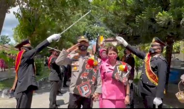 TRADISI-PEDANG-PORA,-LEPAS-MANTAN-KAPOLRES-SUMBA-TIMUR