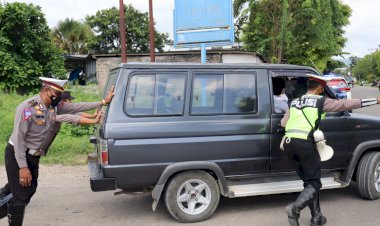 Cegah-Kemacetan,-Ipda-Rauta-dan-Anggota-Dorong-Mobil-Yang-Mogok