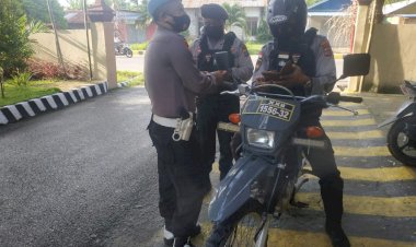 TINGKATKAN-DISIPLIN-ANGGOTA,-PROPAM-POLRES-SUMBA-TIMUR-LAKUKAN-PEMERIKSAAN-MENJELANG-APEL-PAGI