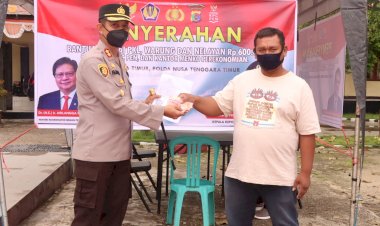 KAPOLRES-SUMBA-TIMUR-MEMBERIKAN-BANTUAN-SECARA-LANGSUNG-KEPADA-WARGA-PENERIMA-BTPKLW-N
