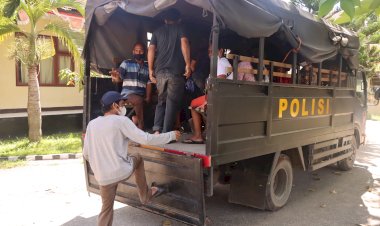 Akselresi-Vaksin,-Polres-Sumba-Timur-Mobilisasi-Warga-,-Saat-Penyaluran-BTPKLW-N