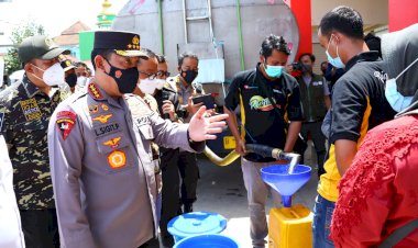 Tinjau-Pasar-Sehat-Sabilulungan-Soreang,-Kapolri-Pastikan-Ketersediaan-Minyak-Curah-dan-Sembako-Jelang-Ramadhan-Tercukupi