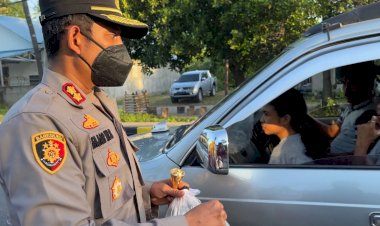 SEMARAK-RAMADHAN,-KAPOLRES-SUMBA-TIMUR-DAN-ANGGOTA-RAMAI-RAMAI-TURUN-KEJALAN,-ADA-APA?