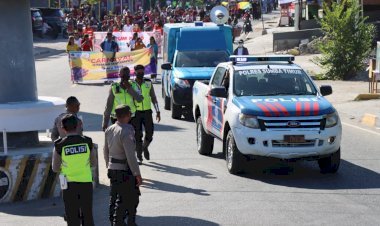 Personil-Polres-Sumba-Timur,-PAM-dan-Kawal-Karnaval-ORSMARU-Unkriswina-Sumba