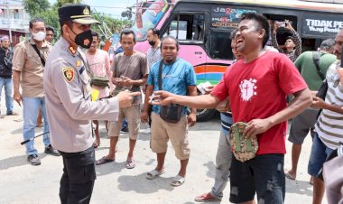 Kapolres-Sumba-Timur-Bagi-Sembako-Kepada-Pengemudi-Bus-dan-Tukang-Ojek,-Ada-Yang-Dapat-SIM-Gratis
