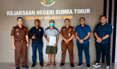 Setelah-Kepala-Desa,-Unit-Tipikor-Polres-Sumba-Timur-Kembali-Serahkan-Bendahara-Desa-Ramuk-Ke-Kejari-Waingapu