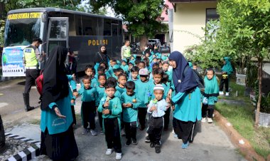 Lakukan-Field-Trip,-60-Anak-PAUD-Cerdas-Ceria-Datangi-Polres-Sumba-Timur