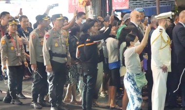 Kapolda-Bali-Terjun-Langsung-Kawal-Pengamanan-Presiden-Prancis-yang-Jalan-Kaki-2-Kilometer 