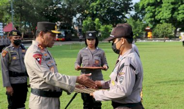 Kapolda-NTT-Irjen-Pol-Drs.-Johni-Asadoma,-M.Hum-berikan-penghargaan-kepada-dua-anggota-Satpam.