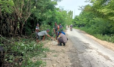 Peduli-Lingkungan,-Bhabin,-Babinsa,-Lurah-dan-Warga-Rt-07-Kambajawa-Lakukan-Kerja-Bakti