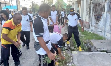 Sambil-Berjalan-Kaki-Personil-Polres-Sumba-Timur-Lakukan-Kerja-Bakti