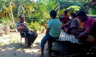 Bhabinkamtibmas-Desa-Wulla-Berbagi-Cerita-Bersama-Warga.