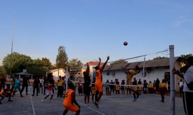 Meriahkan-HUT-Bhayangkara-Ke-77,-Polres-Sumba-Timur-Gelar-Pertandingan-Volly-Maraton