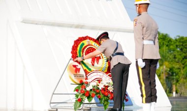 Jelang-HUT-ke-77-Bhayangkara,-Kapolri-dan-Jajaran-Ziarah-ke-TMP-Kalibata