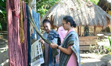 Dukung-Kebudayaan-di-Sikka,-Ketua-Umum-Bhayangkari-Ny.-Juliati-Sigit-Prabowo-Kunjungi-Sangar-Tenun-Ikat-Lepo-Lorun
