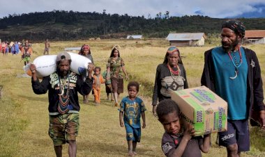 Kapolri-Salurkan-264,7-Ton-Beras-dan-1.500-Sembako-untuk-Warga-Papua-yang-Terdampak-Kekeringan